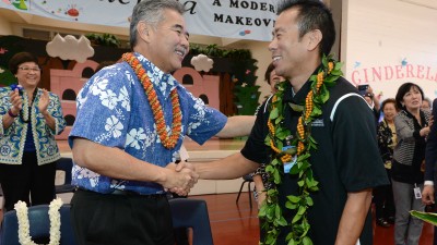 Governor Ige congratulates Uchino