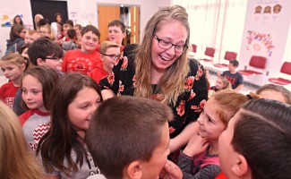 1000w 2018 Thornville Krista Trent students hug