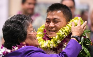 1000w Aiea 2017 Cheryl Shintani congratulates Ken Kang