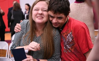 1000w Knoxville 2017 Paula Franklin hug from student