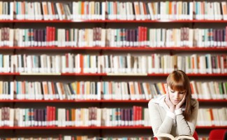 1000w Student in library