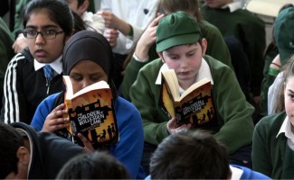 Children of Willesden Lane children reading 1000w