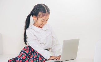 Girl with laptop 1000w