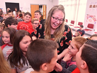 2018 Thornville Krista Trent students hug