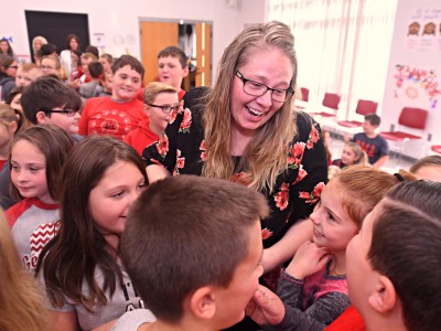 2018 Thornville Krista Trent students hug