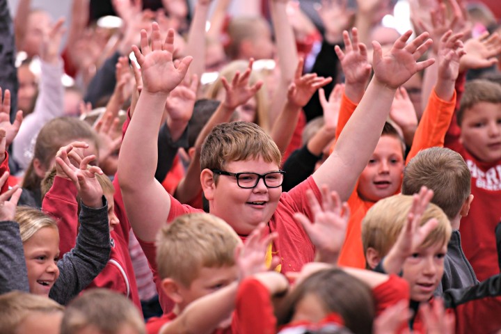 2018 Thornville students hands up 2