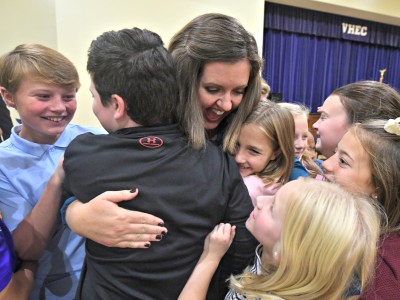 2018 Vestavia Hills Heather Hurt students hug