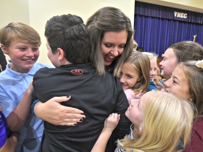 2018 Vestavia Hills Heather Hurt students hug