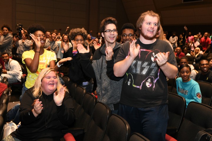 2019 AL students cheer