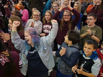 2019 OH students cheering 2