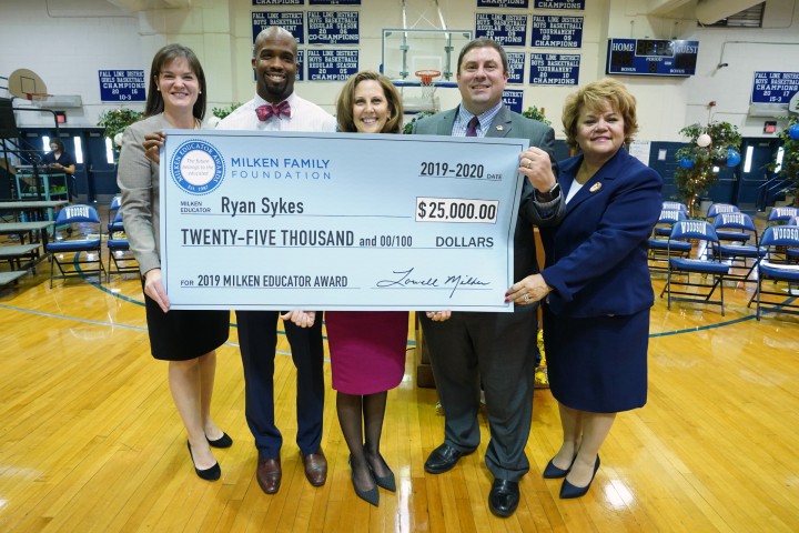 2019 VA Ryan Sykes dignitaries check