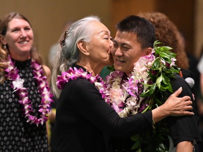 Aiea 2017 Ellen Schroeder congratulates Ken Kang