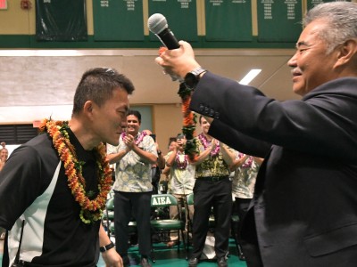 Aiea 2017 Ken Kang David Ige lei