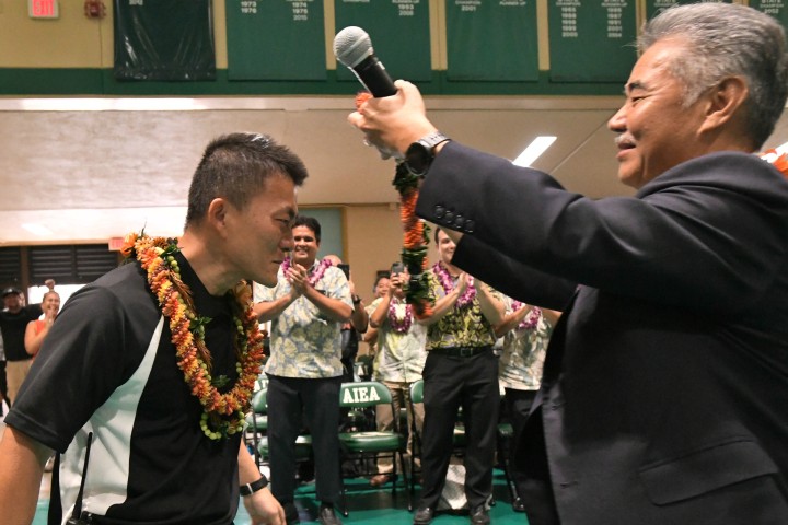 Aiea 2017 Ken Kang David Ige lei