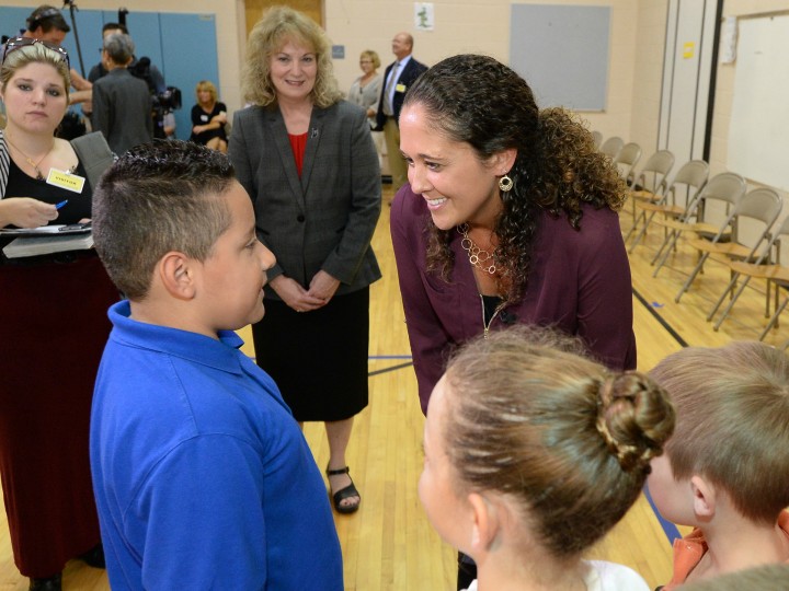 Aimee Schade talks with students