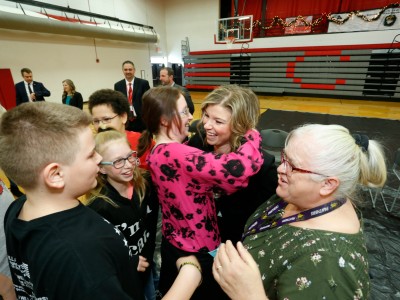 Decatur 2017 students hug Joni Readout