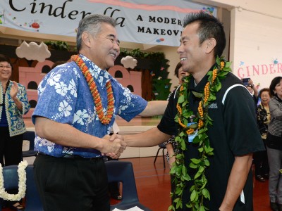 Governor Ige congratulates Uchino