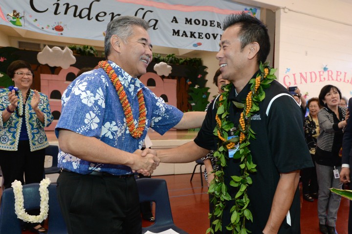 Governor Ige congratulates Uchino