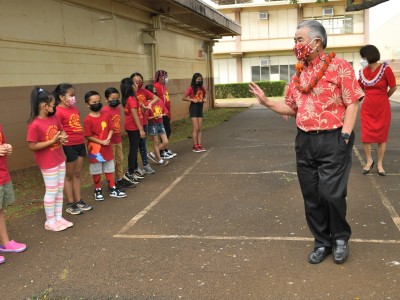 HI Kalihi Kai governor Ige greets students