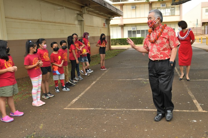 HI Kalihi Kai governor Ige greets students