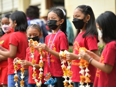 HI Kalihi Kai students prepare leis