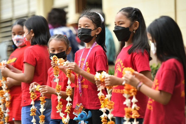 HI Kalihi Kai students prepare leis