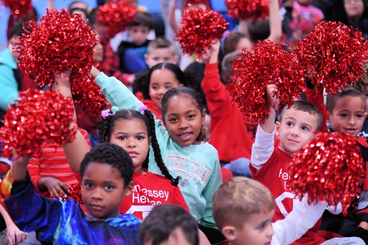 Hennessey students pompoms