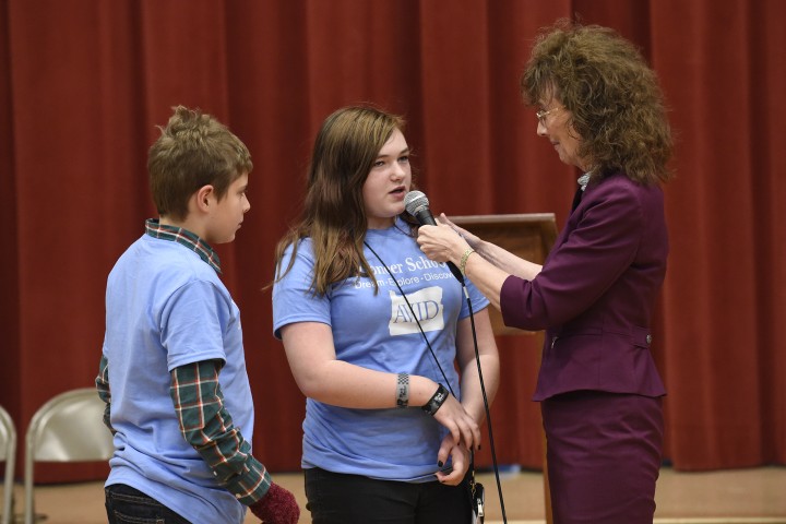 Jane Foley with Pioneer students 4