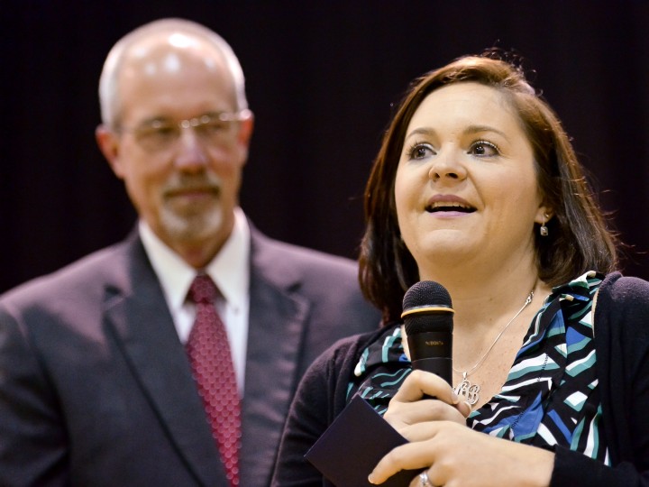 Jennifer Olewnik accepts award