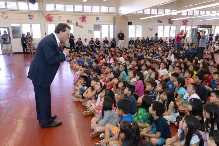 Lowell Milken addresses Momilani Elementary