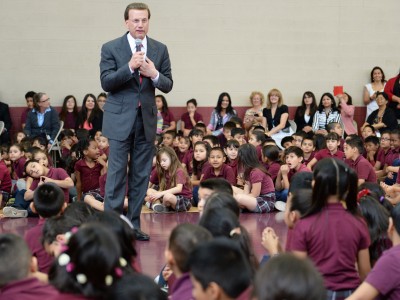 Lowell Milken talks to students