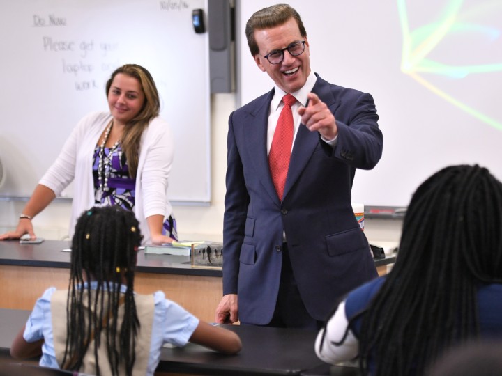 Lowell Milken talks with Jackson Elementary students