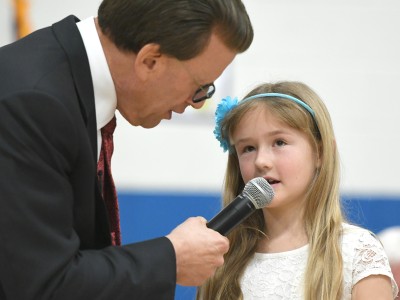 Lowell Milken talks with Rim Rock student 1