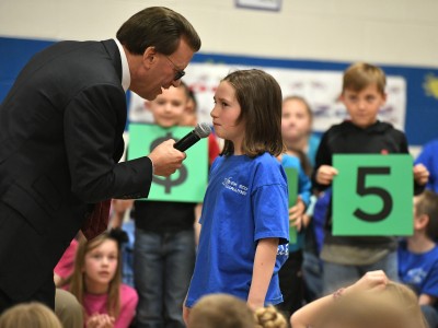 Lowell Milken talks with Rim Rock student 3