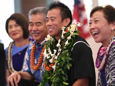 Masaru Uchino and dignitaries listen to applause