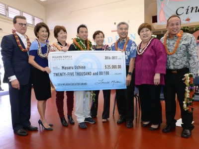 Masaru Uchino check dignitaries