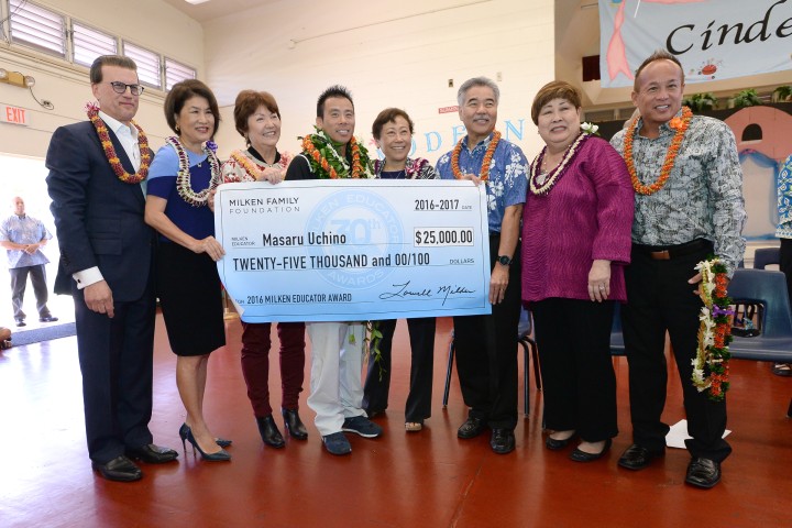 Masaru Uchino check dignitaries
