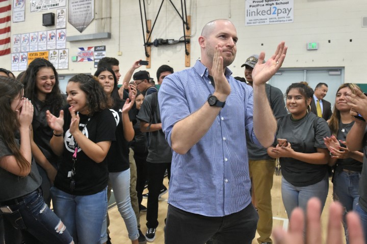 Oxnard 2017 Aaron Ferguson applauds students