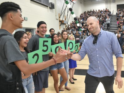 Oxnard 2017 Aaron Ferguson high fives students