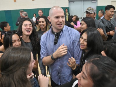 Oxnard 2017 Aaron Ferguson surrounded by students