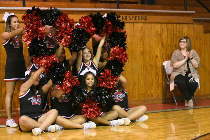 Slaton 2017 cheerleaders with Katie Negen