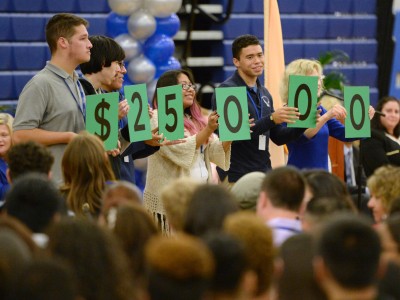 Students with 25K signs Kimberly Moreno Milken Award