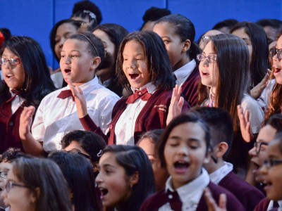 Tracy Espiritu choir sings