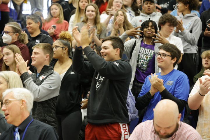 Washburn students ovation