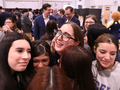 eachs elizabeth metts students hug