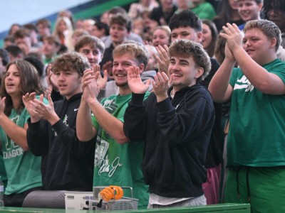 hhs tyler saylor students cheer