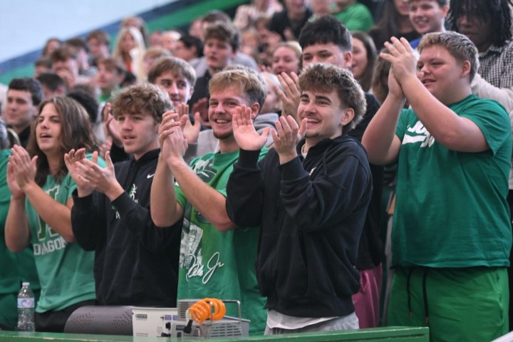 hhs tyler saylor students cheer