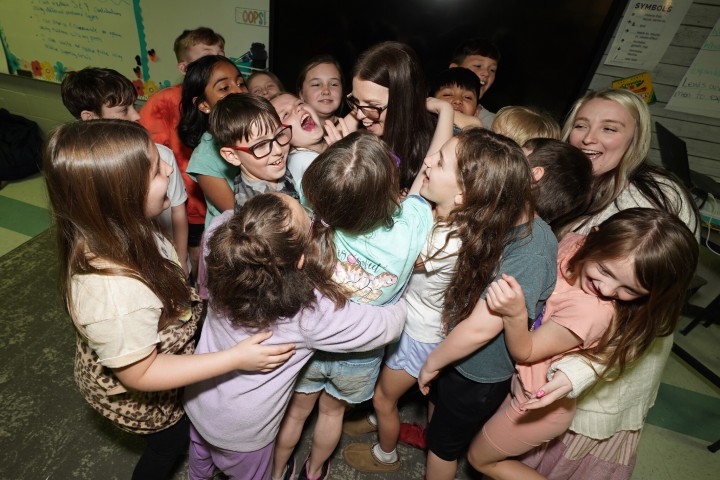 oes stephanie boshears student hug