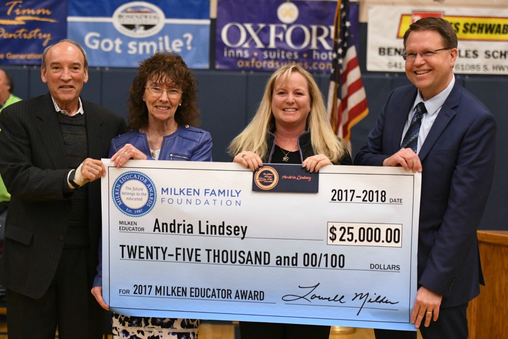 1000w Bend 2017 Andria Lindsey check dignitaries