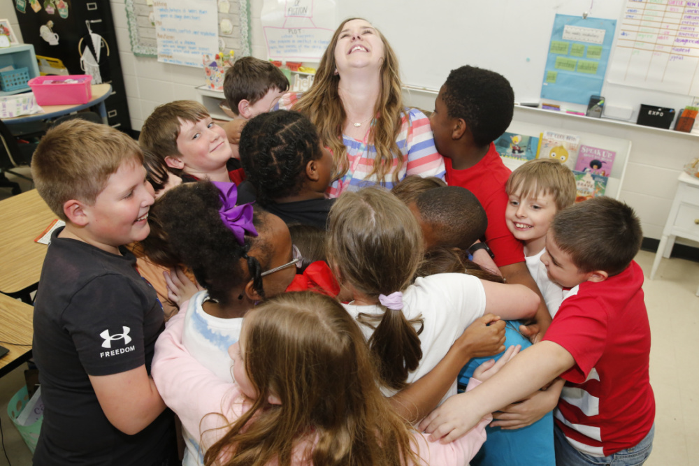 1000w Drew Emily Howard students hug